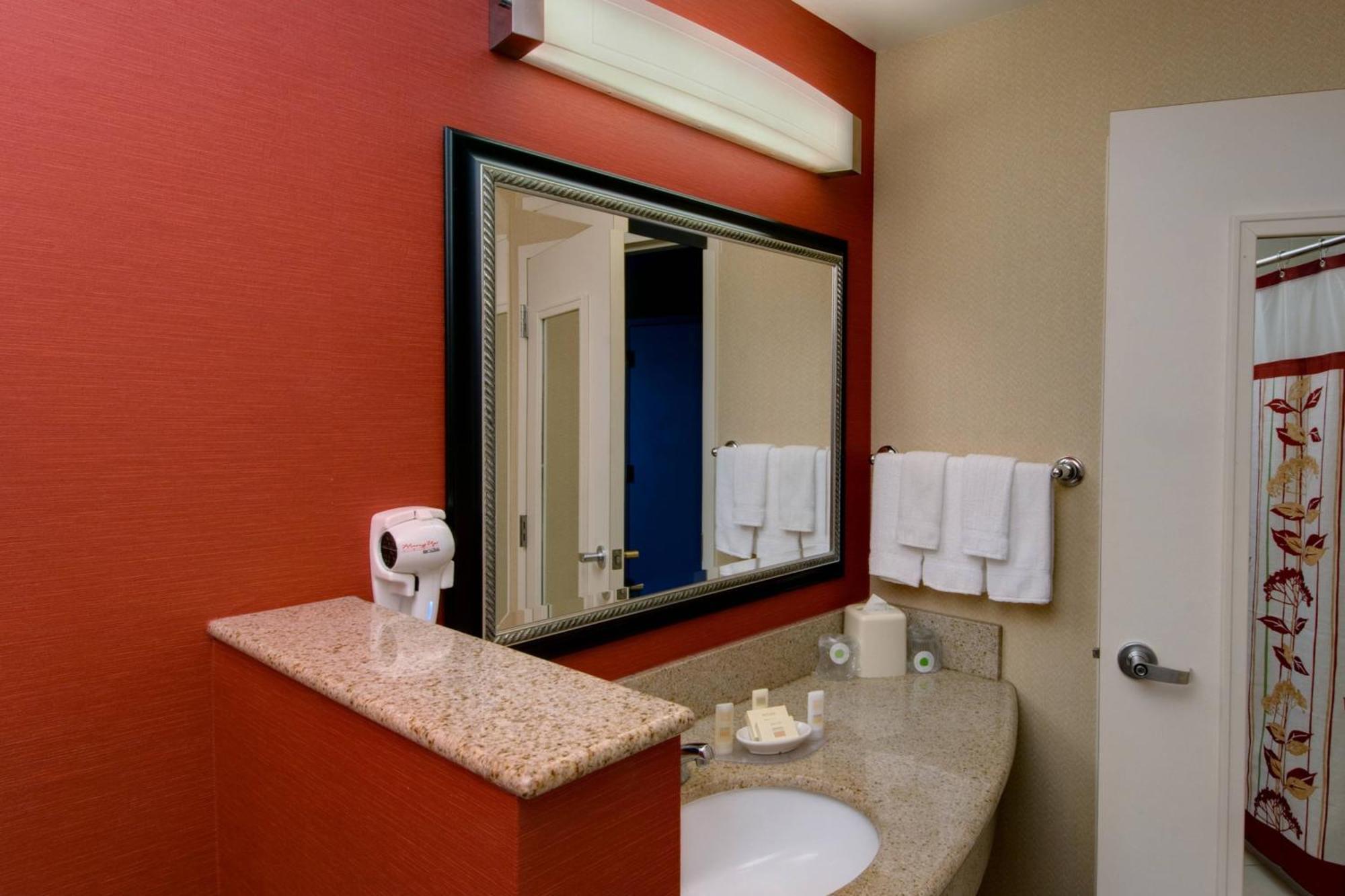 Hotel Courtyard By Marriott Madison East Exterior foto
